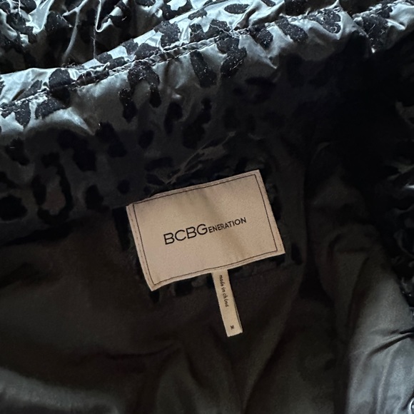 BCBGeneration Hooded Midweight Puffer Jacket in Black/Leopard - Picture 8 of 9